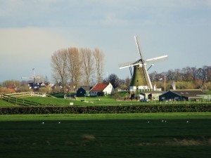 3-8オランダ　田舎町の風車